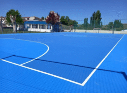 Superficie deportiva tratada con imprimación y recubrimiento
